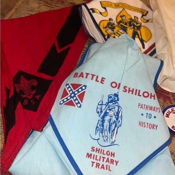 Very large lot of Boy Scout items, belts, patches, neck scarves - Picture 2 of 8